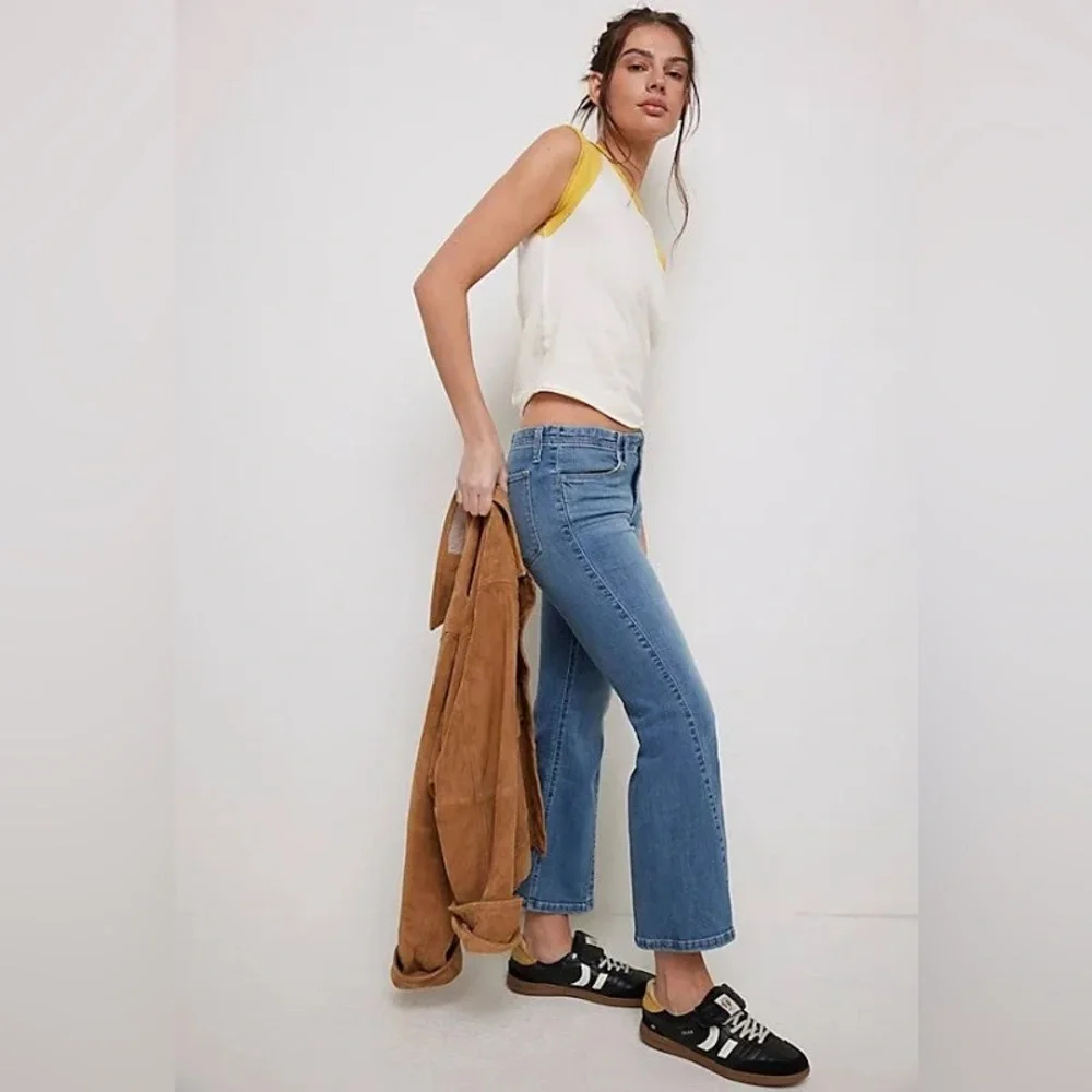 Free People | Women’s medium blue denim mild flare cropped jeans zip close Sz 27